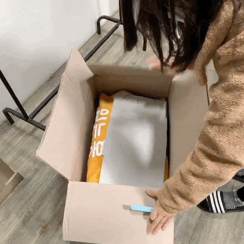 택배 상자를 개봉하는 모습
