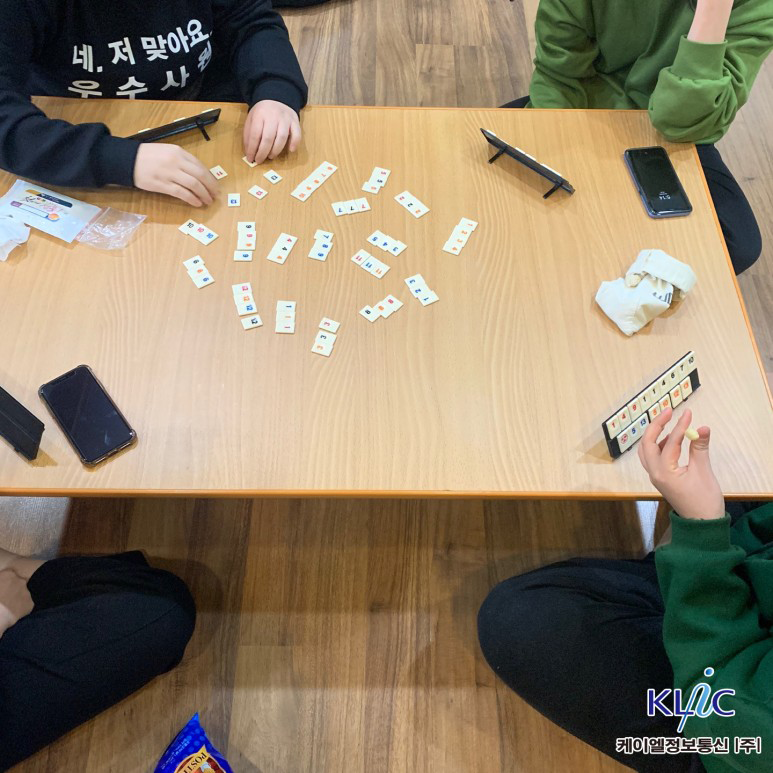 보드게임을 하는 직원들의 모습