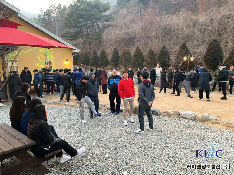 식당 앞에 모인 직원들의 모습