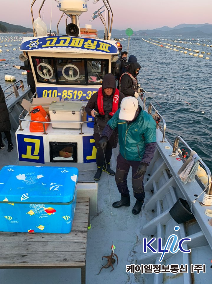 첫 낚시에 성공한 박상순 차장님