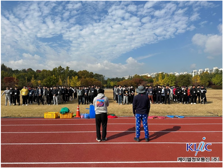 체육대회를 시작하는 단체 모습