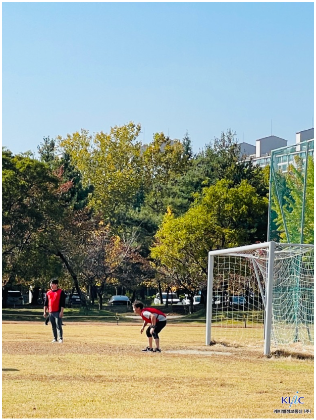 축구 하는 직원들의 모습